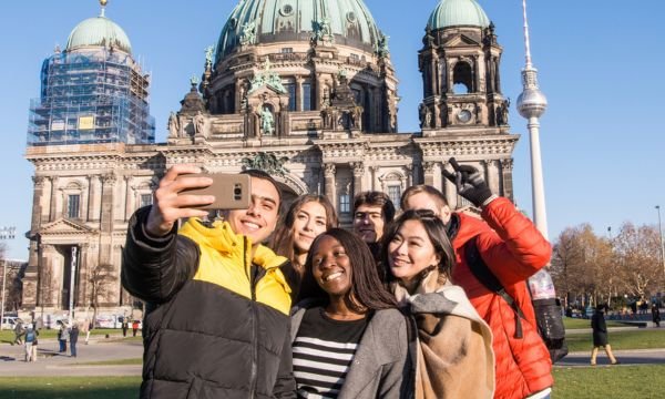 Students in front of Berliner Dom