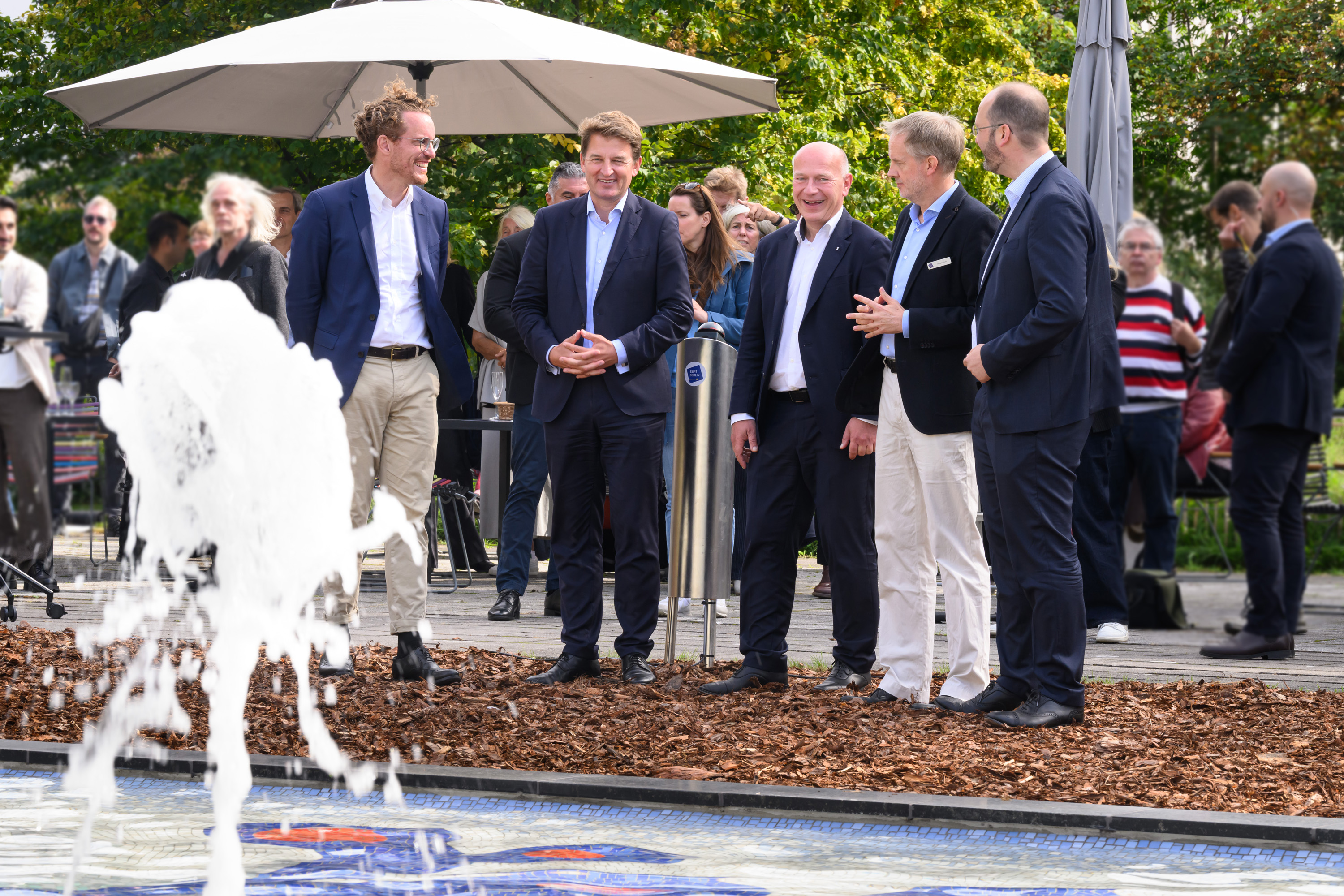 VLNR Christoph Rauhut (Direktor, Landesdenkmalamt Berlin), Jörg Rocholl (Präsident, ESMT Berlin), Kai Wegner (CDU, Regierender Bürgermeister von Berlin), Georg Garlichs (Real Estate Director, ESMT Berlin), Matthias Koch (CFO, ESMT Berlin)