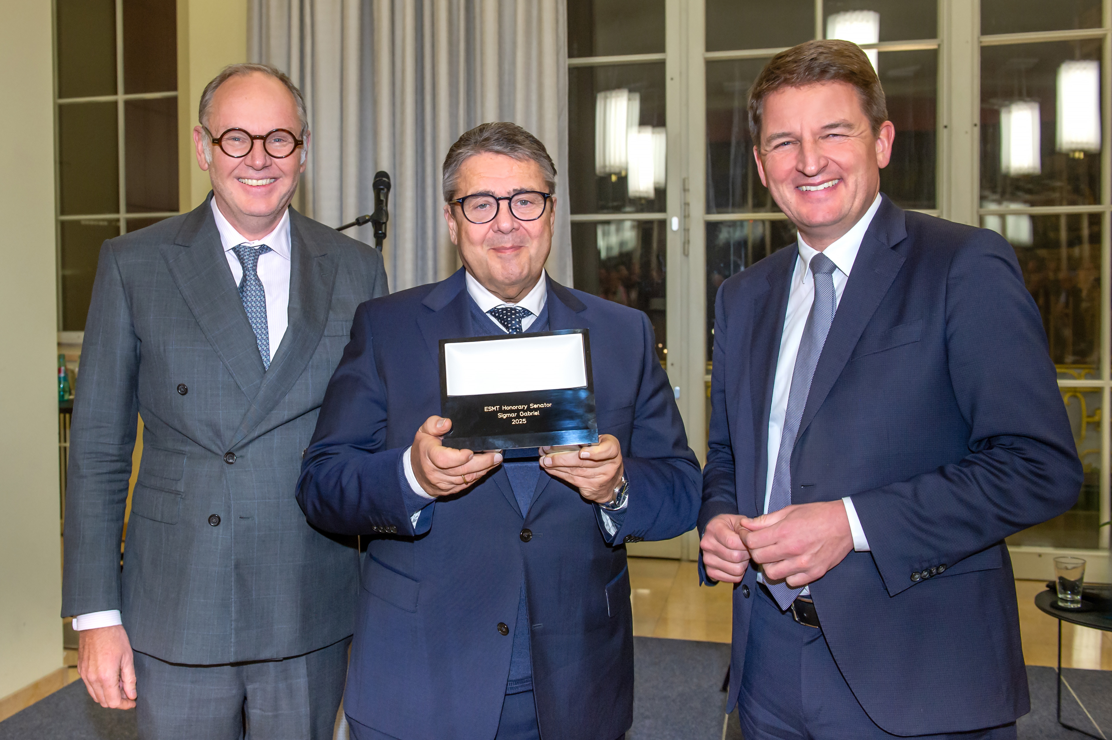 Verleihung der Ehrensenatorwürde an Sigmar Gabriel - ESMT Berlin Ehrensenator Harald Christ (links), Sigmar Gabriel (mitte), ESMT Präsident Jörg Rocholl (rechts)_