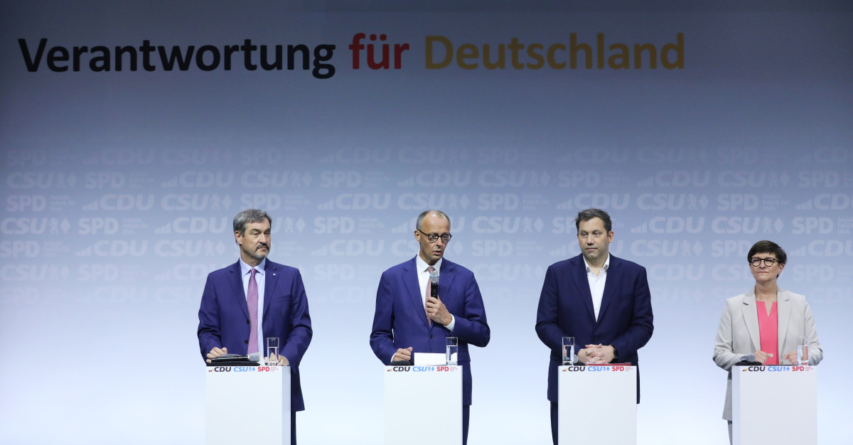 Unterzeichnung des Koalitionsvertrages: Markus Söder (CSU), Friedrich Merz (CDU), Lars Klingbeil (SPD) und Saskia Esken (SPD) im Gasometer Berlin