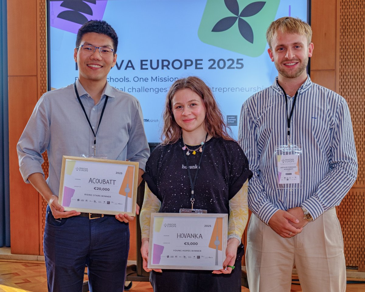 INNOVA Winners Chris Haoxin Xu (AcouBatt), Kris Nadiryan (Hovanka), Arthur Fordham (AcouBatt) | Credit ESMT, Berlin Photographer Manual Soria