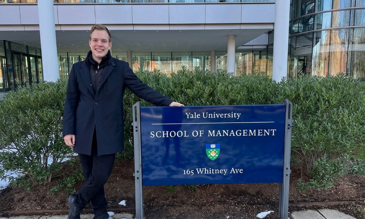 ESMT Master in Global Management student Lukas Hafner on the Yale SOM campus during his double degree program