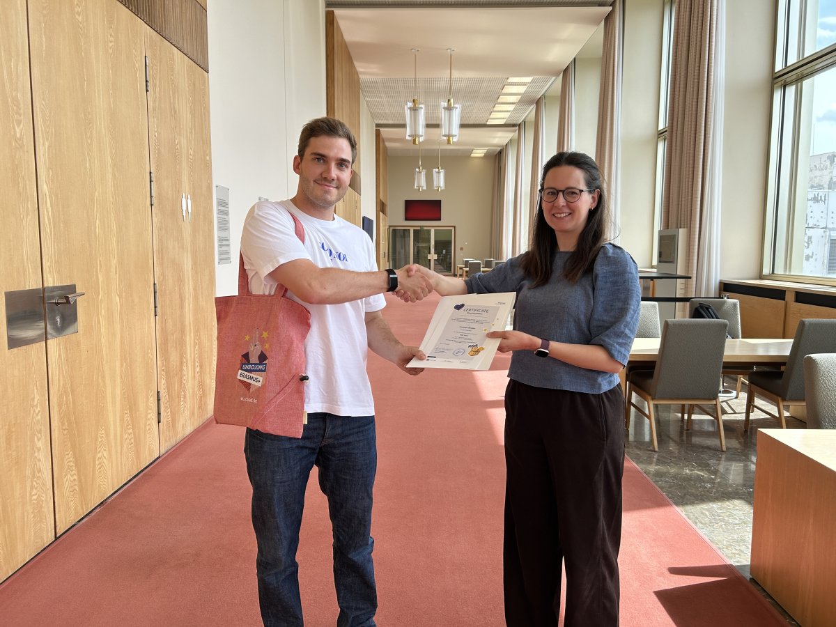 ESMT Master in Analytics and AI student Christoph Beickler accepting an award on campus