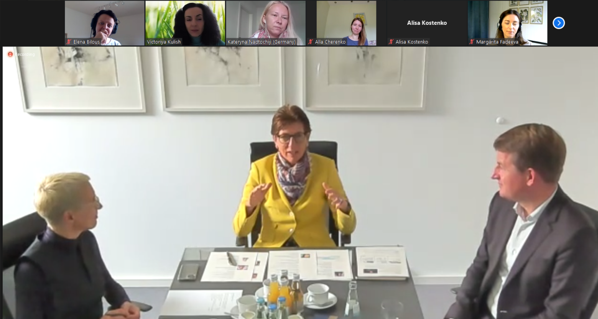  people in a meeting with student attending online 