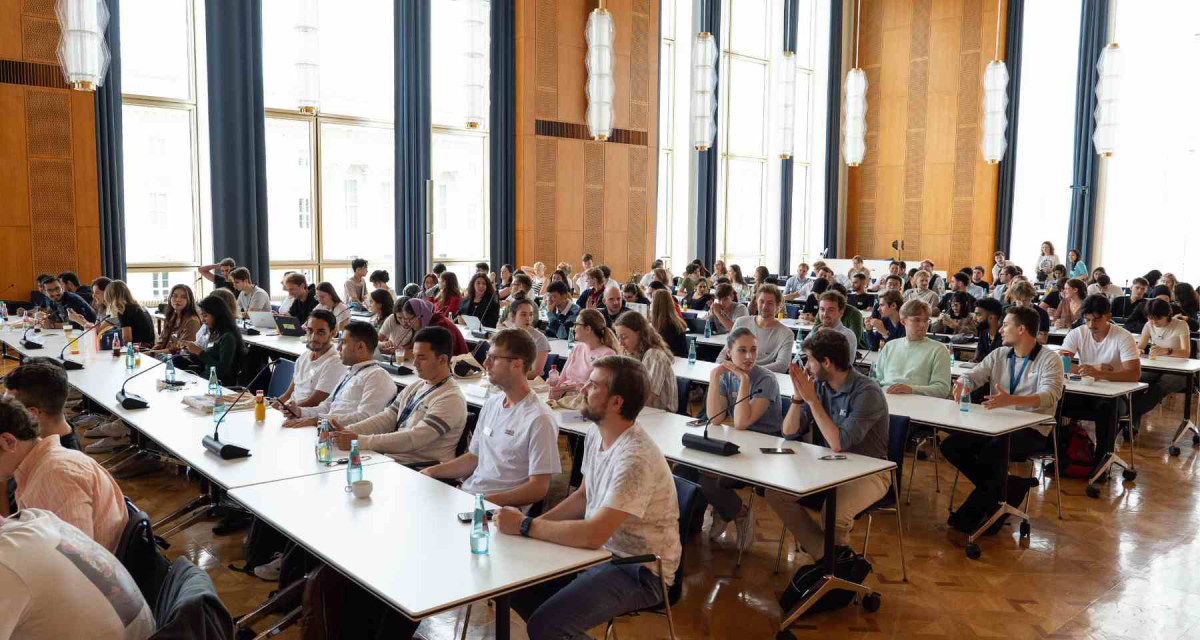 Studierende sitzend im Auditorium