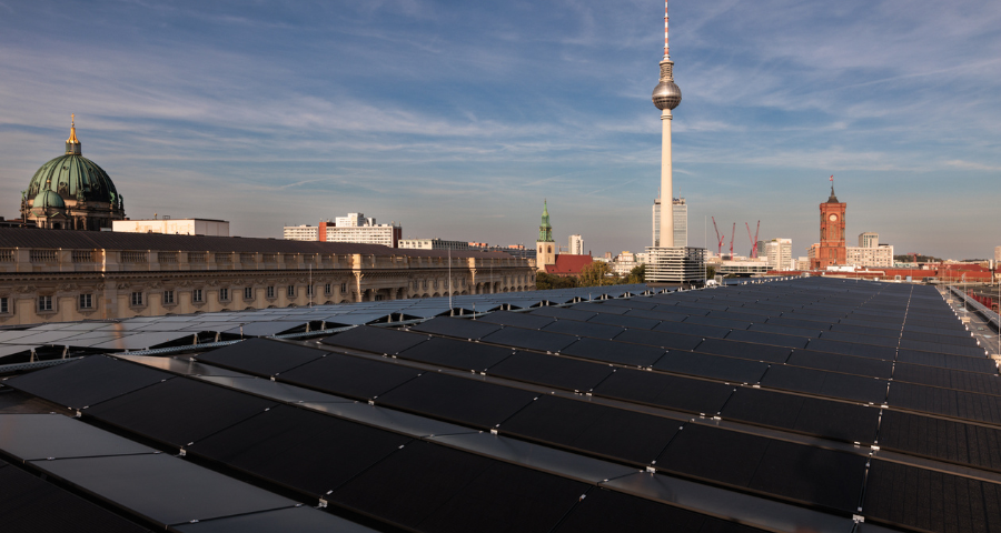 Blick auf das Dach der ESMT mit der PV-Anlage in Richtung Fernsehturm