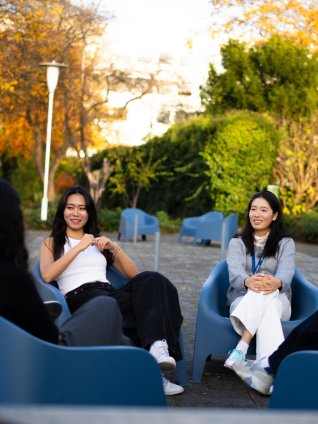 Group of students relaxing on the ESMT Berlin campus