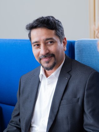 Man and woman having a conversation in the ESMT classroom
