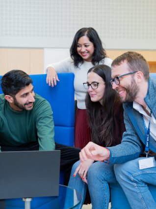 Part-time MBA students on campus at ESMT Berlin deep in discussion