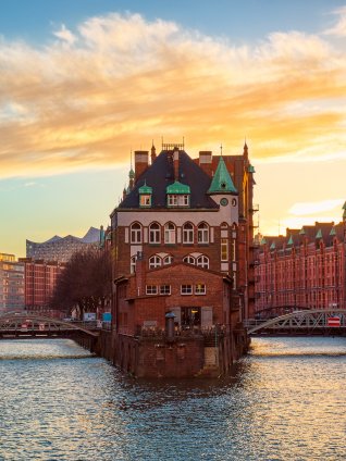 This image shows the red brick Speicherstadt, a historic warehouse district in Hamburg, Germany.