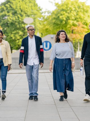 ESMT Berlin Full-time MBA alumni walking together in Berlin