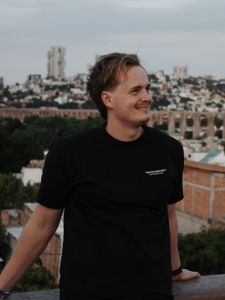 ESMT Berlin Master in Analytics and AI  student Fynn Barkhausen on an exchange in Mexico, standing at a scenic lookout