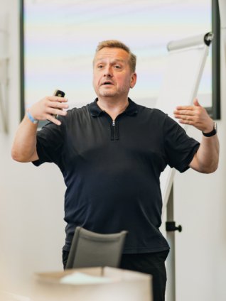 Manager presenting on ESMT campus