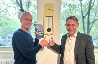 Christoph Burger and Jens Weinmann with their book "Leveraging Digital Innovation"