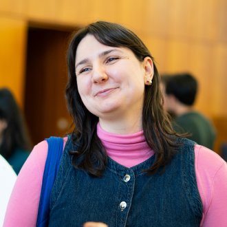 Full-time MBA student Ellen Salpietro talking with recruiters at the ESMT Berlin Career Fair