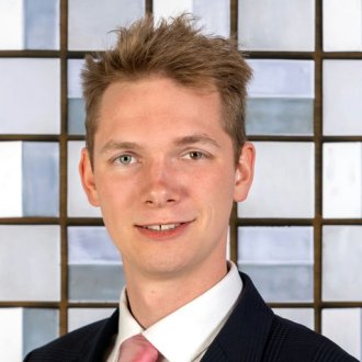Portrait of |ESMT Berlin Master in Innovation and Entrepreneurship alum Linus Tillmann