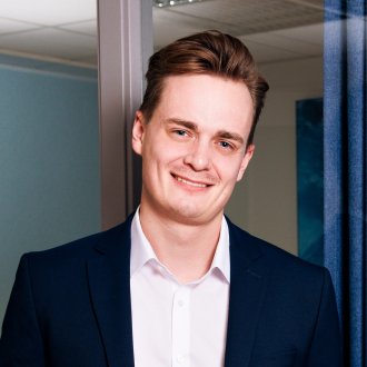 Portrait of ESMT Berlin Master in Analytics and AI student Fynn Barkhausen 