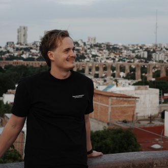 ESMT Berlin Master in Analytics and AI  student Fynn Barkhausen on an exchange in Mexico, standing at a scenic lookout