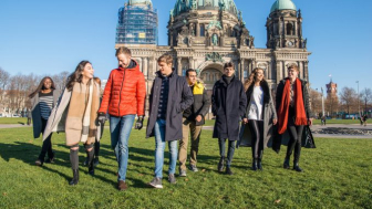 ESMT students in front of Berliner Dom