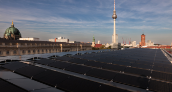 Blick auf das Dach der ESMT mit der PV-Anlage in Richtung Fernsehturm