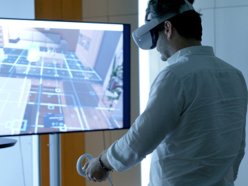 VR glasses man in front of screen