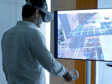 VR glasses man in front of screen