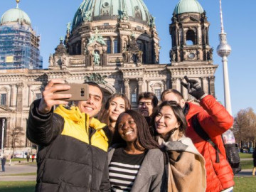 Students in front of Berliner Dom