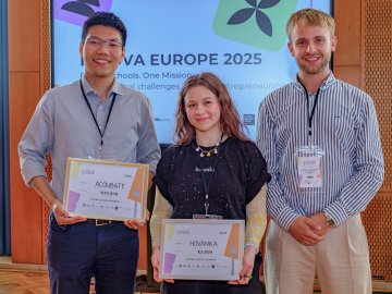 INNOVA Winners Chris Haoxin Xu (AcouBatt), Kris Nadiryan (Hovanka), Arthur Fordham (AcouBatt) | Credit ESMT, Berlin Photographer Manual Soria