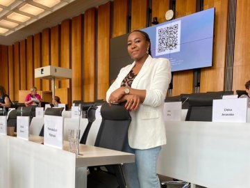 Chika Ananaba in an ESMT Berlin lecture hall