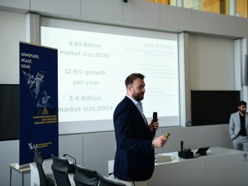 Full-time MBA student Leif Steen giving a speech at the Vali Berlin Mentor Day