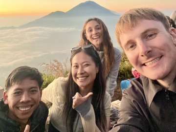 Image of ESMT alum Maria Londono and friends in Indonesia as part of the Responsible Student Fellowship