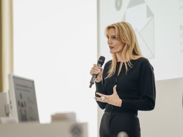 An ESMT Berlin master's student giving a presentation in class