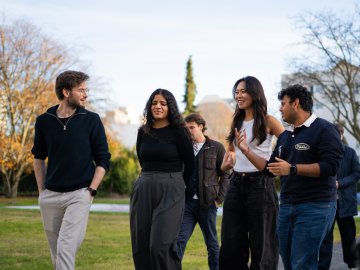 Master's students walking in the ESMT Berlin garden