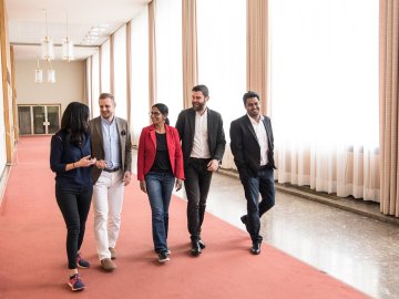 ESMT Executive MBA participants walking on campus
