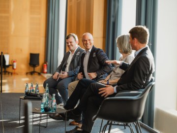 Full-time MBA alum Ryan Krog speaking on stage as part of a panel at the ESMT Berlin Annual Alumni Meeting