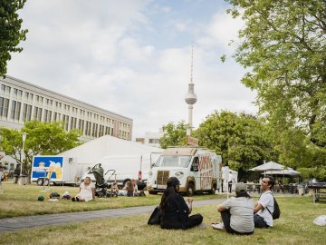 Punit Thakkar and friends at the Neighborhood Festival – Summer on the Island Nachbarschaftsfest event in the ESMT campus garden