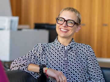 Director of MBA Programs Rebecca Loades talking with Full-time MBA student Ellen Salpietro at ESMT