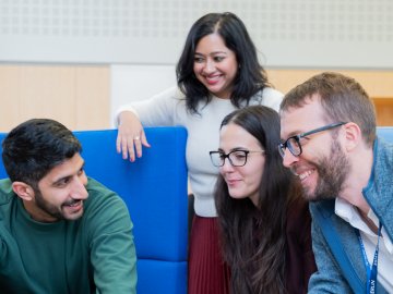 Part-time MBA students on campus at ESMT Berlin deep in discussion