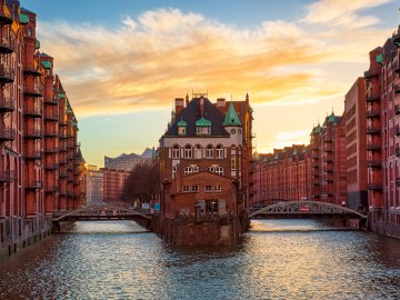 This image shows the red brick Speicherstadt, a historic warehouse district in Hamburg, Germany.