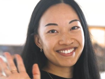 ESMT Berlin master's alum Linde Wang smiling and waving at the camera
