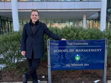 ESMT Master in Global Management student Lukas Hafner on the Yale SOM campus during his double degree program