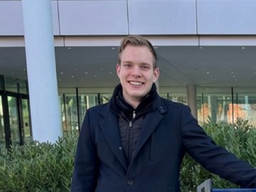 ESMT Master in Global Management student Lukas Hafner on the Yale SOM campus during his double degree program