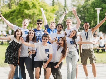 ESMT Berlin Full-time MBA student Scott Davis and students from across the degree programs at the ESMT Olympics
