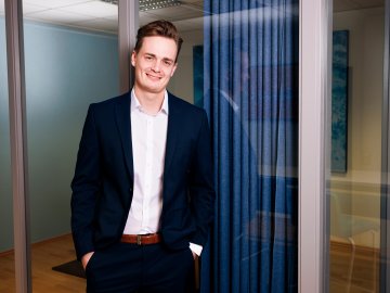 Portrait of ESMT Berlin Master in Analytics and AI student Fynn Barkhausen 