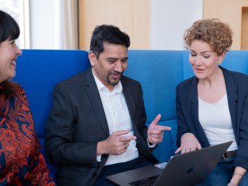 Professionals collaborating during an Executive Education session at ESMT Berlin.
