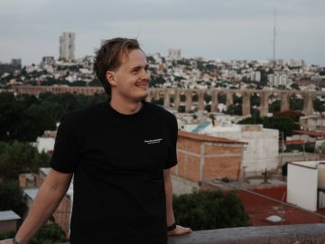 ESMT Berlin Master in Analytics and AI  student Fynn Barkhausen on an exchange in Mexico, standing at a scenic lookout