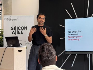 ESMT Full-time MBA alum Punit Thakkar presenting a pitch for an AI startup his team is helping incubate
