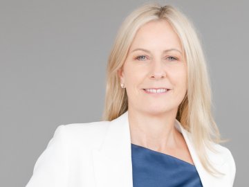 Portrait of ESMT Berlin Executive MBA alum Mary Oxley