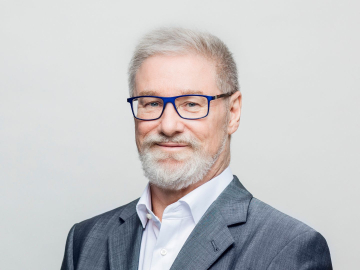  This is a photo of Lars-Hendrik Röller, ESMT Berlin.