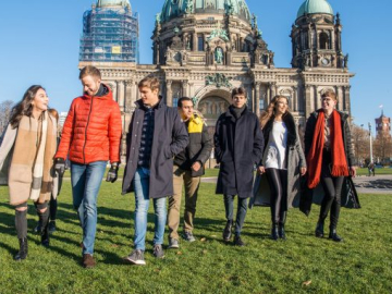 ESMT students in front of Berliner Dom